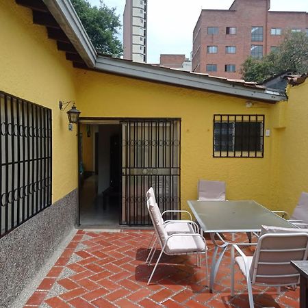 Yellow House Hostel Medellín Eksteriør bilde