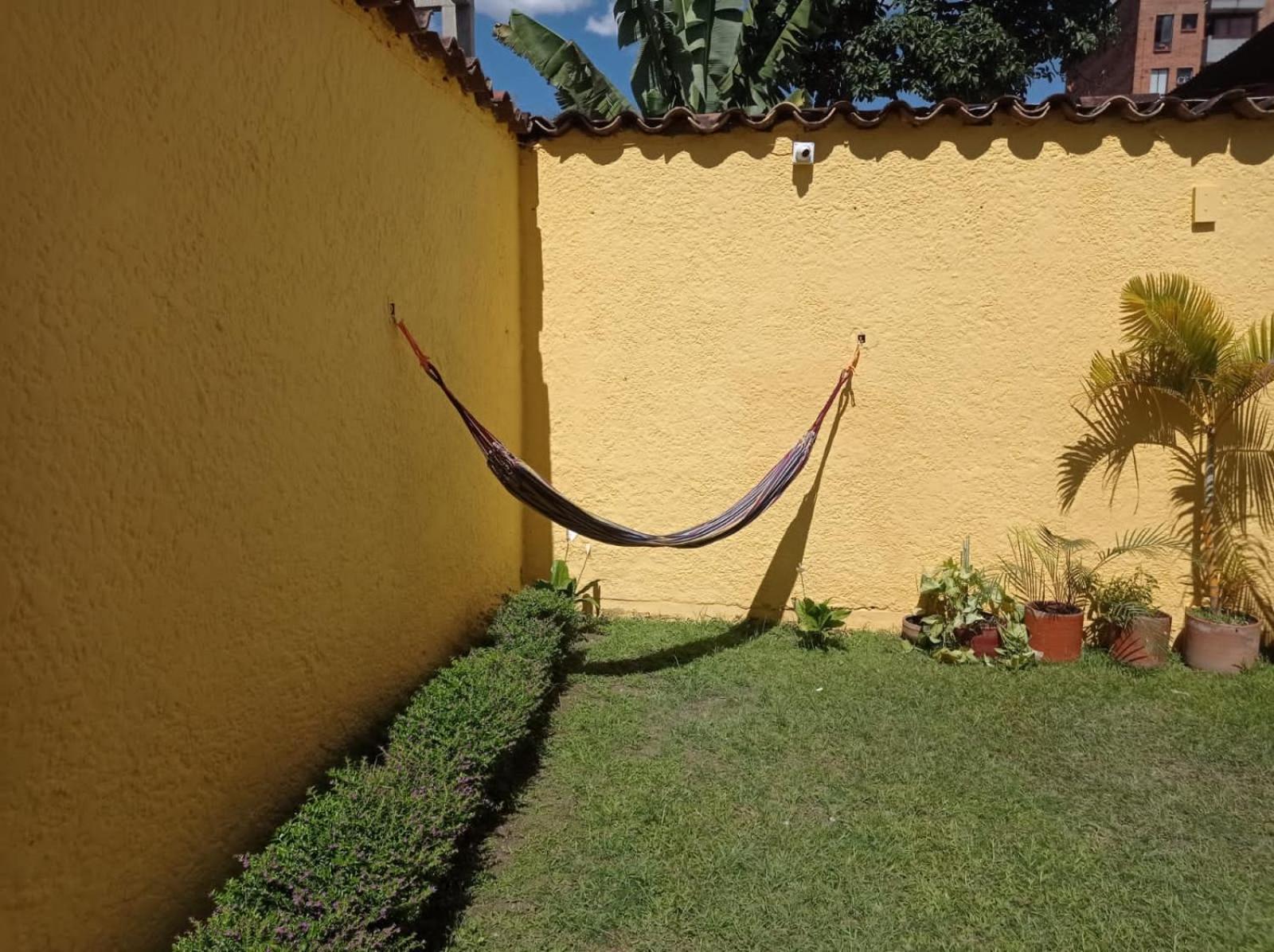 Yellow House Hostel Medellín Eksteriør bilde