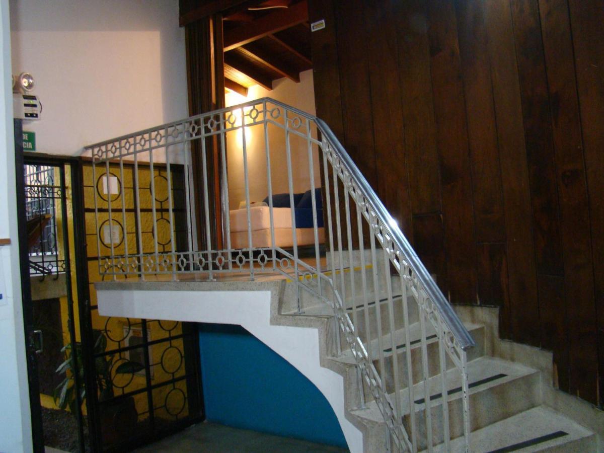 Yellow House Hostel Medellín Eksteriør bilde