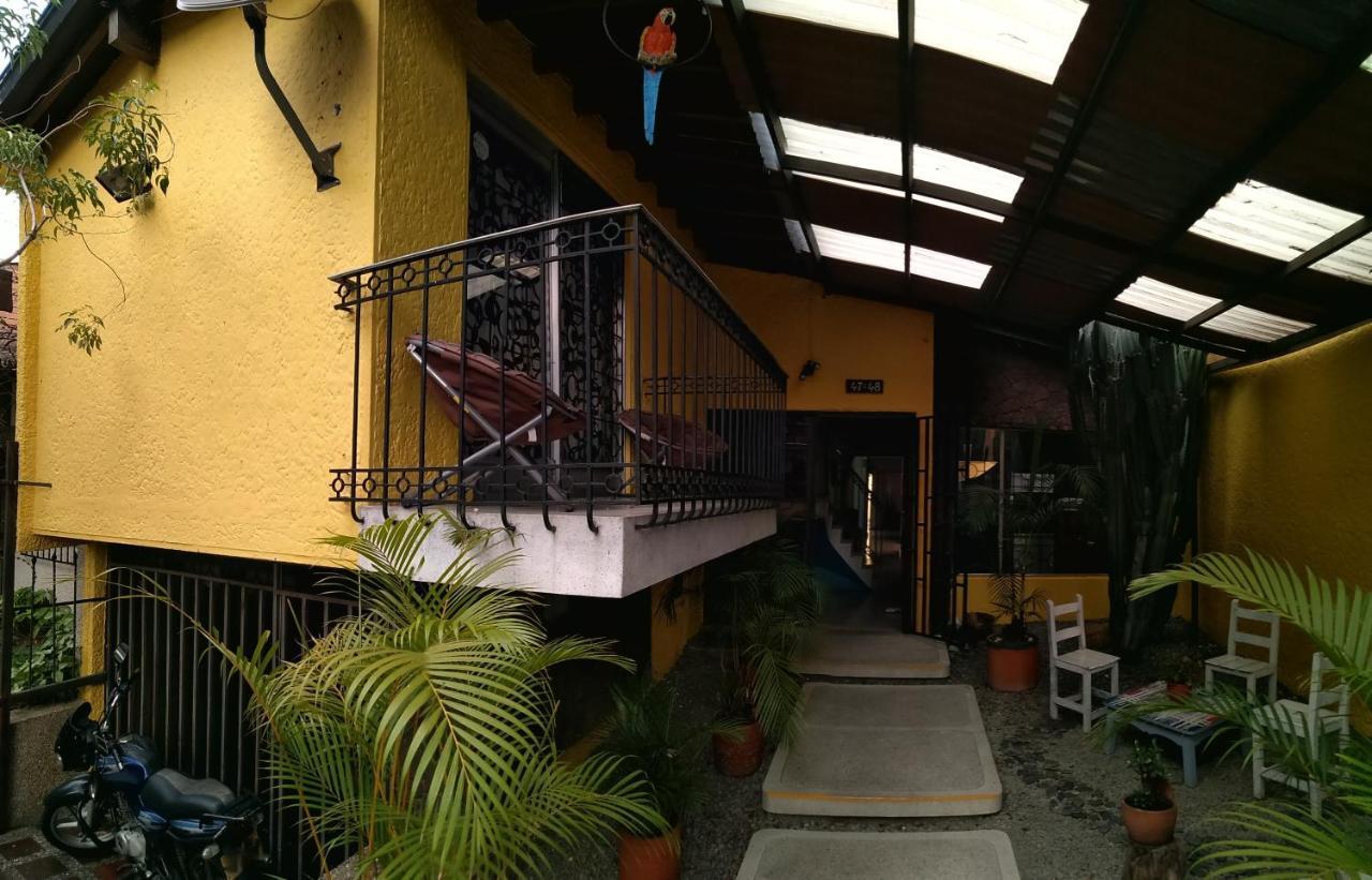 Yellow House Hostel Medellín Eksteriør bilde